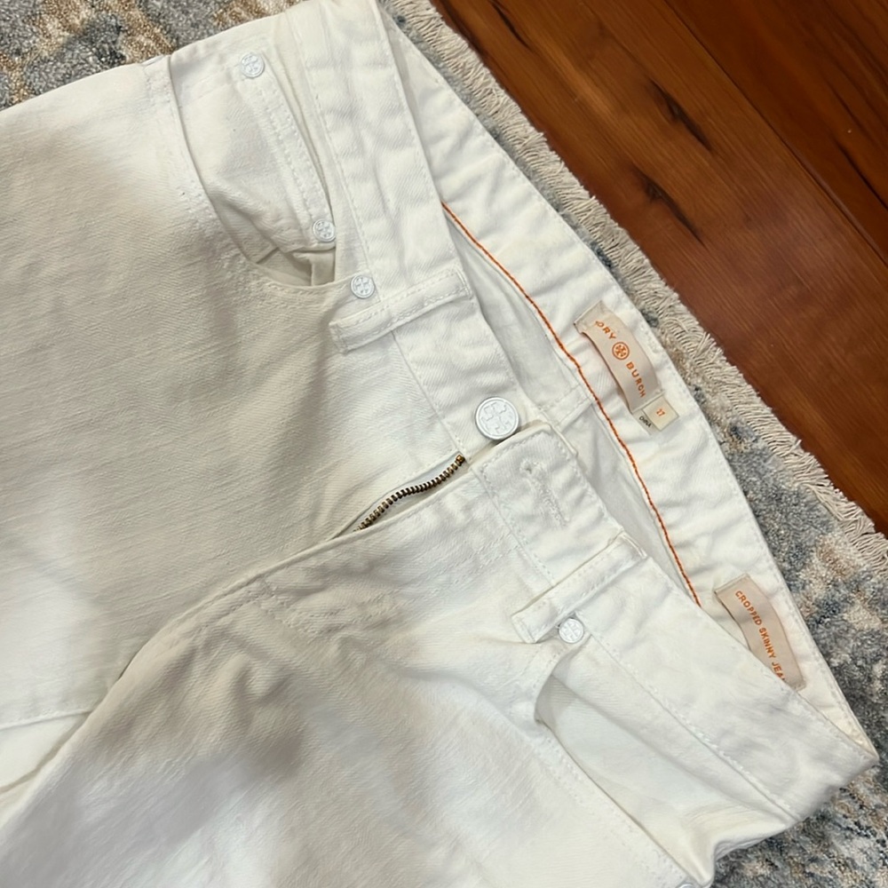 Like new Tory Burch White Cropped Skinny Jeans.  waist 27.  inseam 27